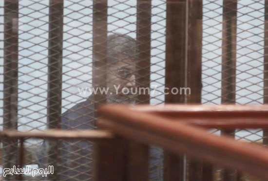  الرئيس المعزول ينظر خارج القفص الزجاجى -اليوم السابع -5 -2015